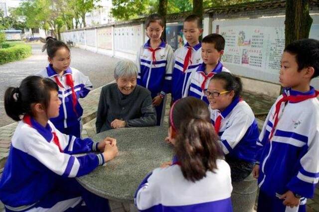 龚全珍老人（左三）和江西萍乡市莲花县的孩子们在一起（2013年5月21日摄）。新华社记者胡晨欢摄