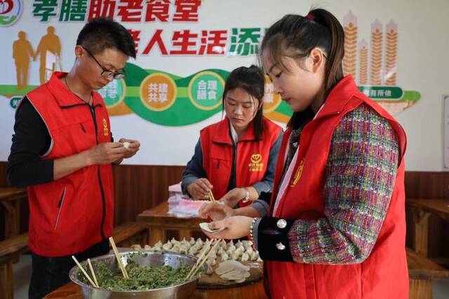 山东枣庄峄城区古邵镇孝三村“助老食堂”在为老人包水饺。（山东枣庄峄城区古邵镇报道站供图）