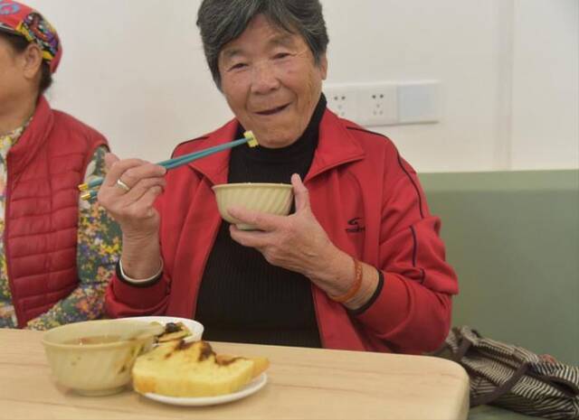 正在贵阳诚善助老公益互助餐厅吃饭的老人。新华社记者李凡摄