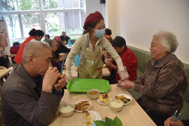 重阳节当天，贵阳诚善助老公益互助餐厅里的志愿者引导老人有序就餐。新华社记者李凡摄