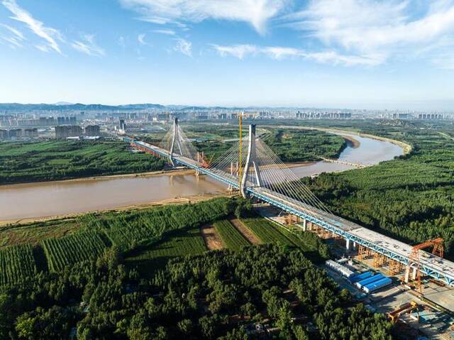 G104京岚线济南黄河公路大桥主桥合龙。（受访者供图）