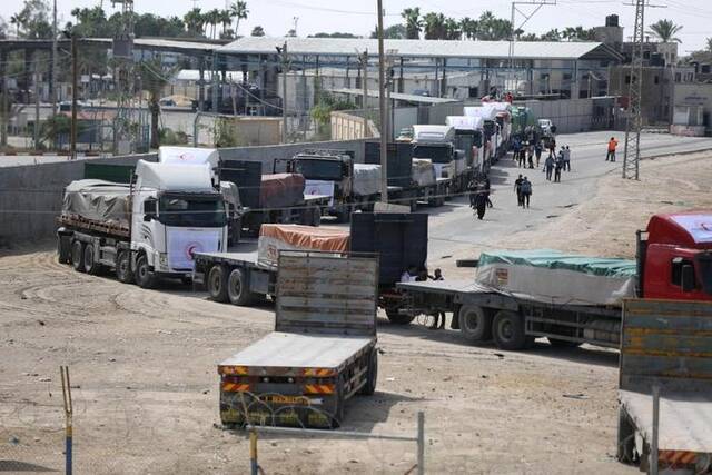 10月21日，装载有人道援助物资的货车通过拉法口岸进入加沙地带。新华社发（哈立德·奥马尔摄）
