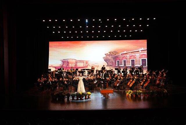 《永远跟党走》大型交响视听音乐会在邯郸大剧院上演