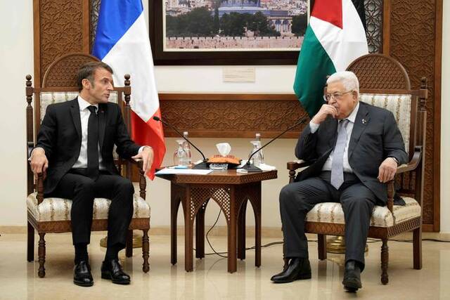 当地时间2023年10月24日，约旦河西岸拉姆安拉，法国总统马克龙与巴勒斯坦总统阿巴斯举行会谈。