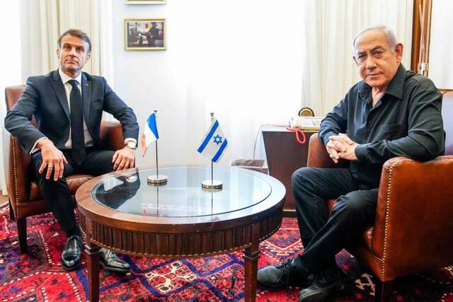 当地时间2023年10月24日，以色列耶路撒冷，以色列总理内塔尼亚胡与法国总统马克龙举行会晤。图源：视觉中国（下同）