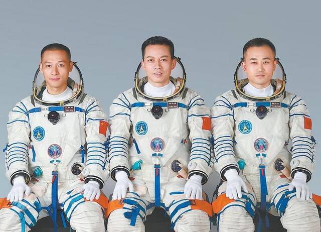 神舟十七乘组亮相，发射窗口瞄准今天，中国空间站向全世界发出邀请