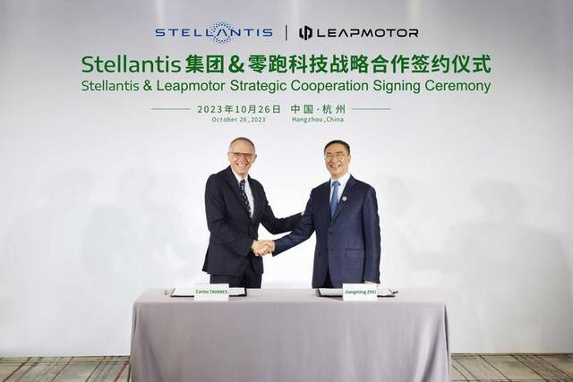 （图左：Stellantis集团全球CEOCarlosTavares图右：零跑科技创始人、董事长兼CEO朱江明）