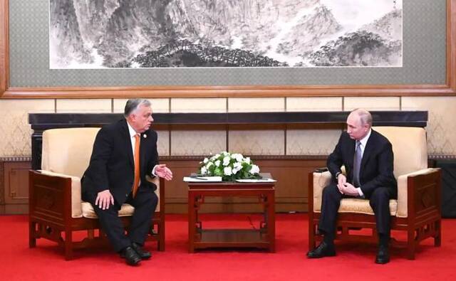 10月17日，普京（右）与欧尔班（左）在北京会晤。图源：克里姆林宫网站