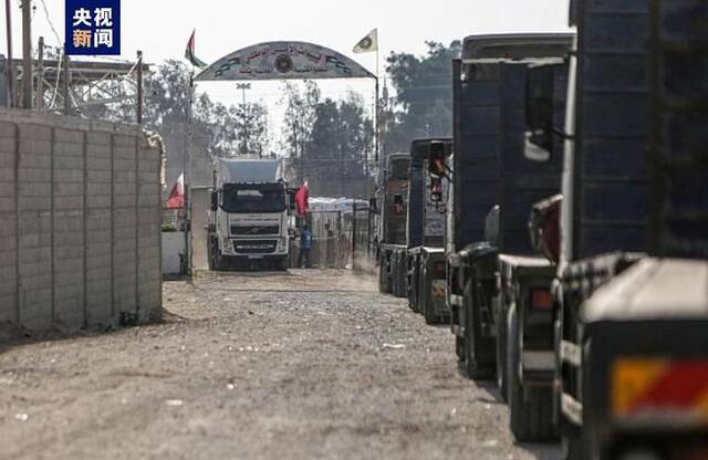△在拉法口岸，载有援助物资的卡车排队进入加沙地带