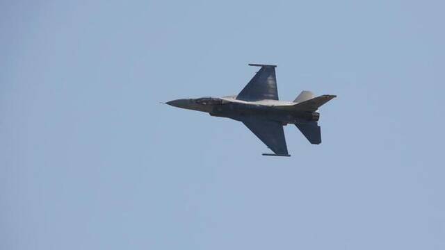 2020年10月10日，在美国休斯敦航空展上，F-16战斗机进行飞行表演。新华社发（劳承跃摄）