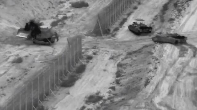 这张从以色列国防军发布的视频中截取的照片显示，10月26日，以军在加沙地带北部开展行动。新华社发