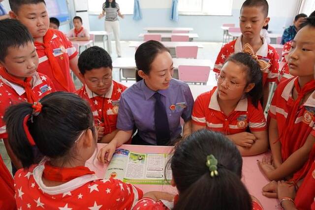 河北省张家口经济开发区检察院干警为学生们介绍公益诉讼检察工作。