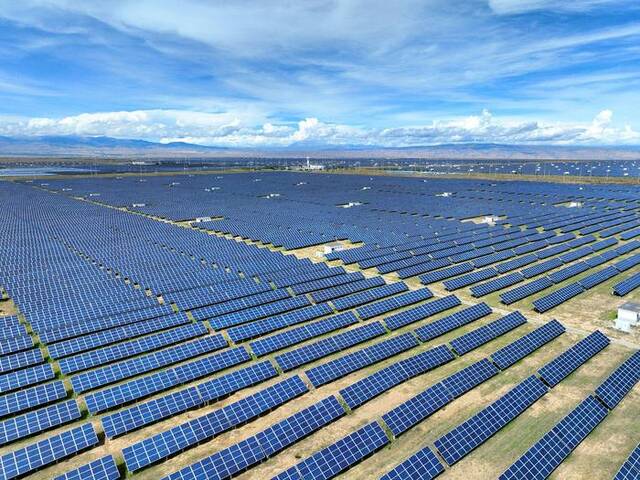 2022年8月10日，航拍青海省海南藏族自治州生态光伏园。据了解，该园区是中国首个千万千瓦级太阳能生态发电园。图自ICPhoto