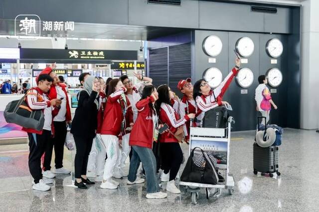 温暖告别!杭州机场迎亚残运会代表团出港高峰,他们说一定会再来