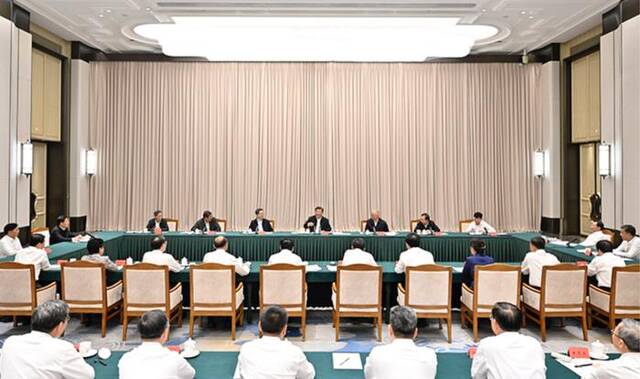 高规格座谈会召开后，中央政治局会议审议重要文件，释放新信号