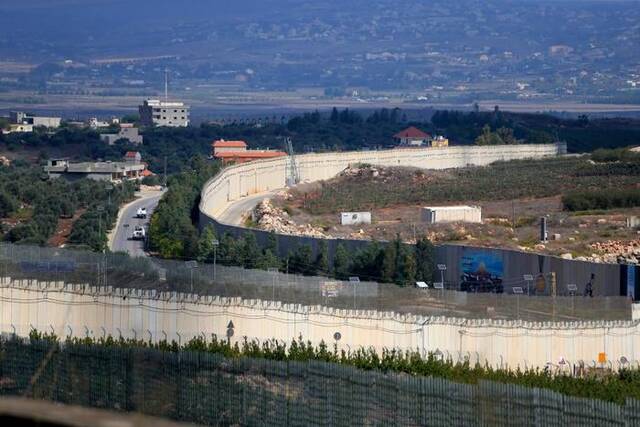 10月19日，在黎巴嫩南部奥德萨赫，联黎部队维和人员在黎以边境巡逻。新华社发（阿里·哈希绍摄）