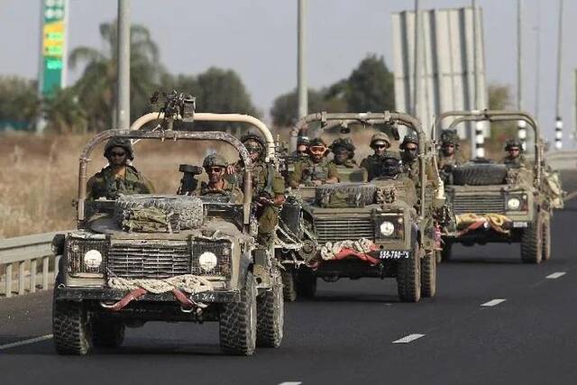 10月28日，以军车辆在加沙边境以色列一侧巡逻。新华社发（伊兰·阿萨亚格摄/基尼图片社）