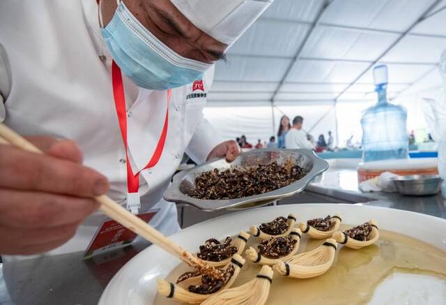 10月28日，在首届湖北（仙桃）黄鳝节暨2023全国黄鳝美食邀请赛上，参赛厨师在摆放菜品“脆鳝乘舟”。（杜子璇摄）