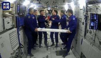 中国航天员乘组在轨交接现场：中国空间站钥匙顺利移交