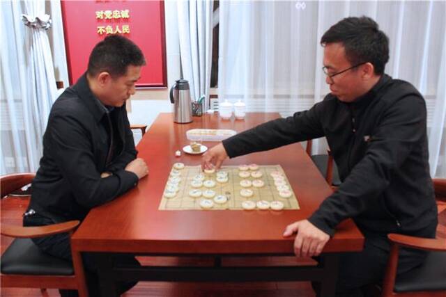 10月26日，党员干部参加象棋比赛。