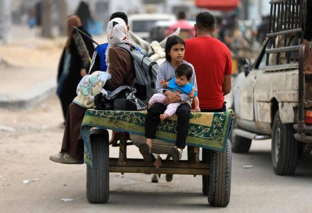 10月29日，因缺乏燃料，人们在加沙地带南部城市汗尤尼斯使用驴车出行。新华社发（亚西尔·库迪摄）