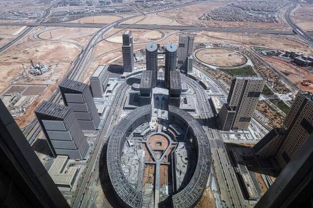 这是2023年9月11日在埃及开罗以东拍摄的建设中的新行政首都中央商务区。新华社发（艾哈迈德·戈马摄）