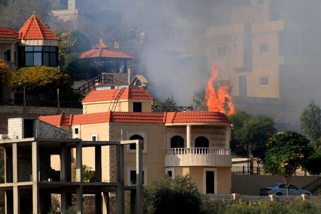 10月28日，在黎巴嫩迈斯杰贝勒，一处居民区遭炮击后起火。新华社发（阿里·哈希绍摄）