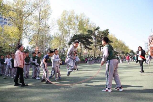 长春市外国语实验学校小学部学生课间在操场跳绳。（受访者供图）