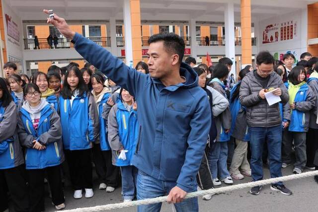 北闸中学副校长尹建华在组织学生开展活动。（曹淑玲摄）