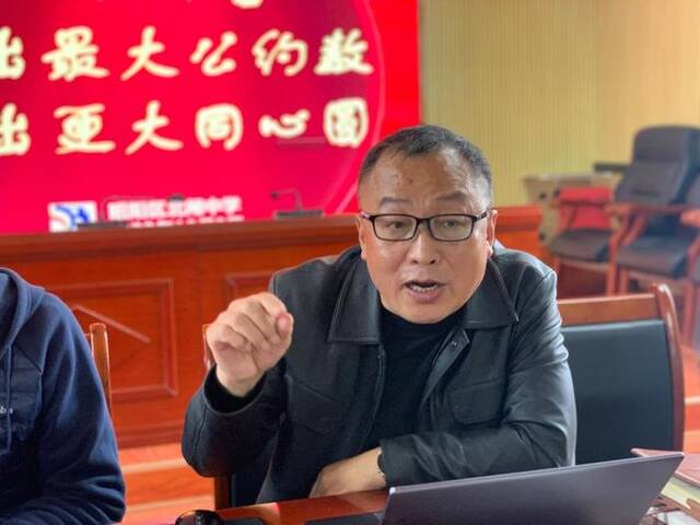 北闸中学校长陈剑钰在研讨会上发言。（尹建华摄）