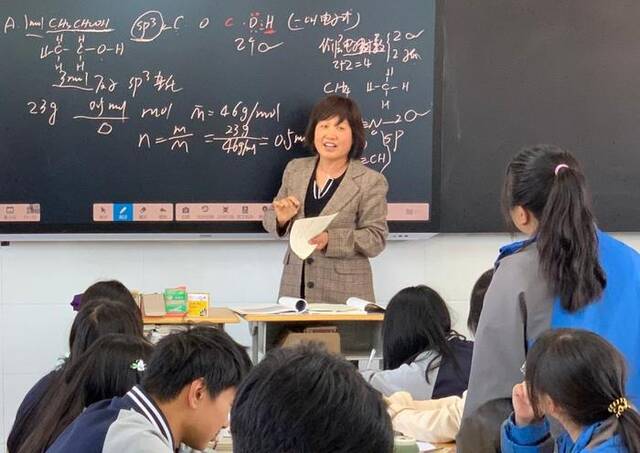 北闸中学教师曹淑玲在上化学课。（尹建华摄）