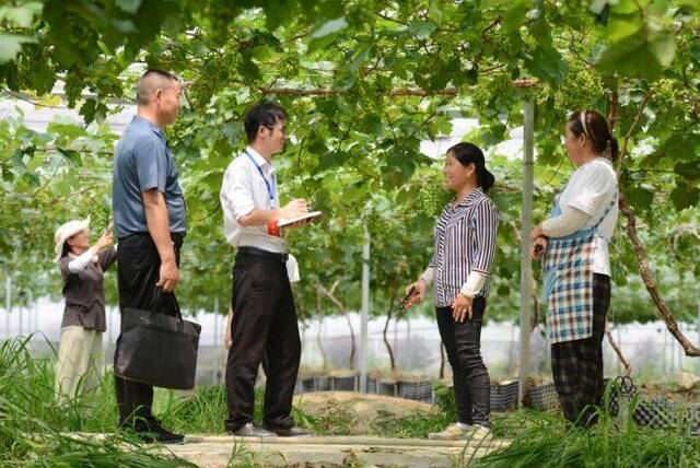 贵州省锦屏县纪检监察干部下乡了解情况