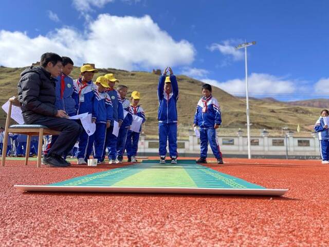 马晓卫的项目团队成员在给昌都市丁青县小学生做体质监测。受访者供图