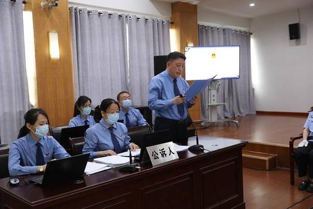 青岛市城阳区检察院检察长(右一)出庭支持公诉。