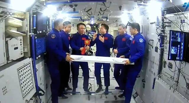 中国航天员乘组完成在轨交接