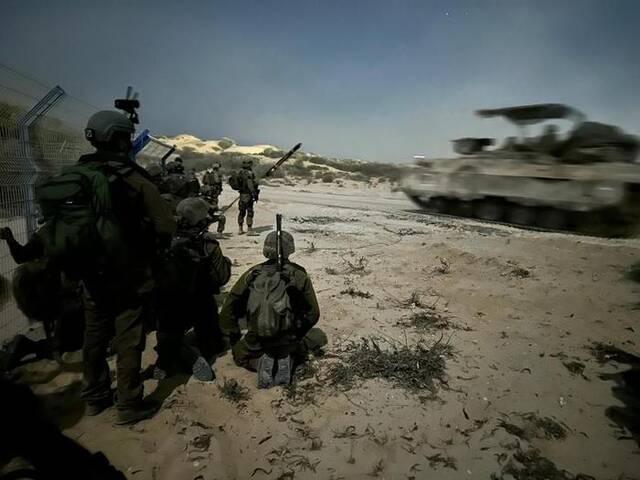 10月30日，以军地面部队在加沙地带内部进行军事行动。新华社发（以色列国防军供图）