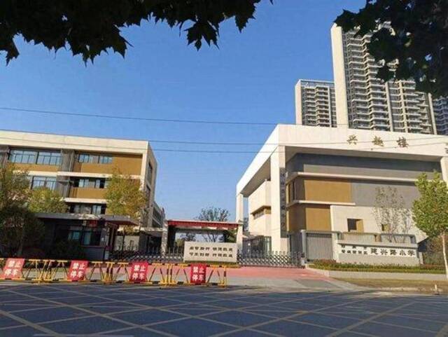 河南郑州23岁女教师跳楼自杀，家属称发求助后被“踢”出学校群聊