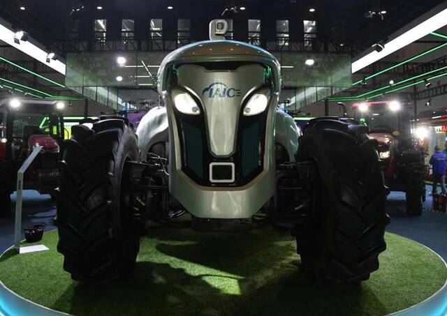 这是第九届四川农业博览会·成都国际都市现代农业博览会上展出的一台无人驾驶拖拉机（10月27日摄）。新华社记者高健钧摄