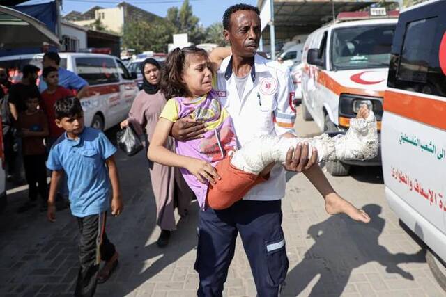 11月1日，在拉法口岸加沙一侧，医护人员搬运一名受伤人员。图源：新华社