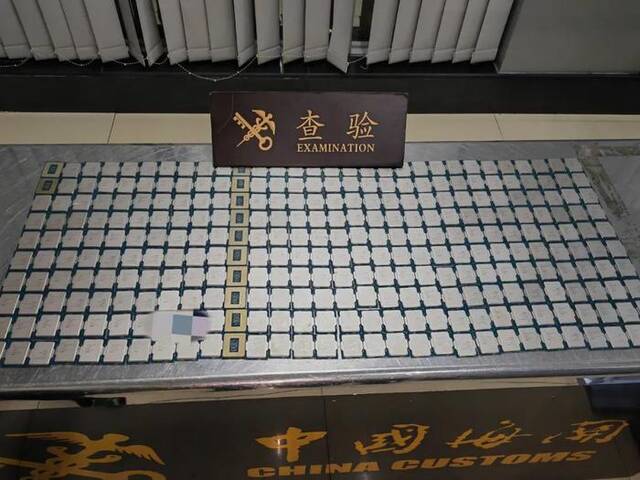 青茂海关查获一起涉嫌利用跨境客车藏匿CPU进境案