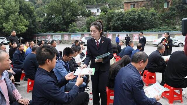 张湾区检察院检察官向旁听庭审的村民发放宣传资料。