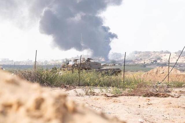 这张以色列国防军11月2日发布的照片显示，以军地面部队在加沙地带内部开展军事行动。新华社发（以色列国防军供图）