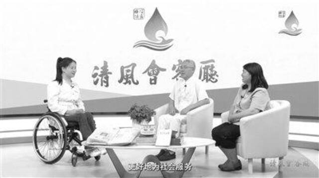 退役后的杨洪琼加入曲靖市纪委监委，参与“清廉曲靖”电视频道节目制作。图为杨洪琼主持访谈节目《清风会客厅》。受访者供图