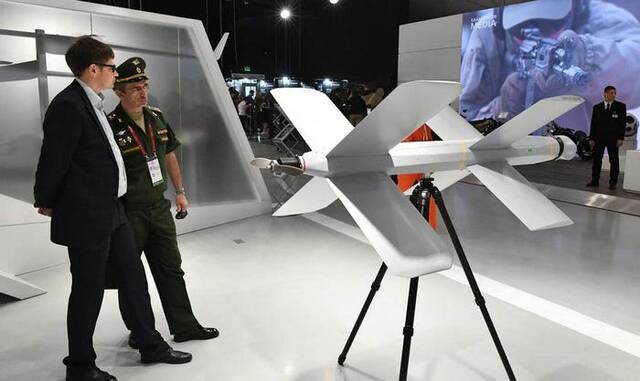俄罗斯企业展示的新型“柳叶刀”巡飞弹/资料图
