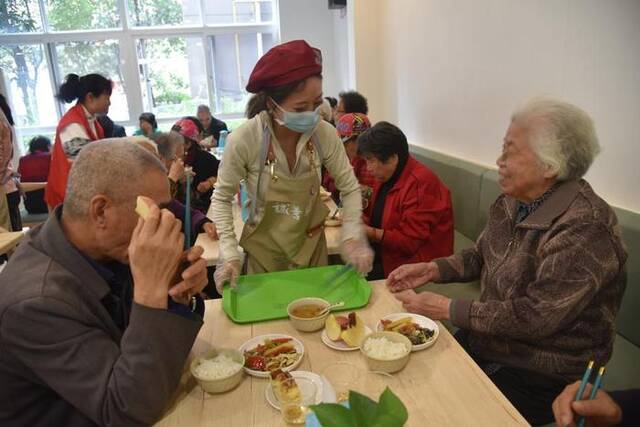 贵阳诚善助老公益互助餐厅的志愿者引导老人有序就餐。新华社记者李凡摄