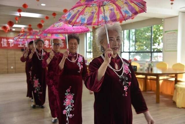 “走秀队”的高龄老人们在贵阳市观山湖区养老服务中心里排练节目。新华社记者李凡摄