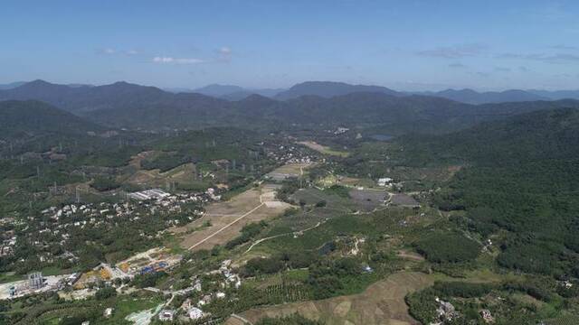 俯瞰三亚市吉阳区大茅村，四周山林环绕。新华社记者黎多江摄