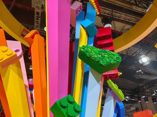 第六届进博会乐高展台上，10万块乐高积木颗粒搭建而成的大型3D乐高积木模型“玩乐之心”。新华社记者周蕊摄