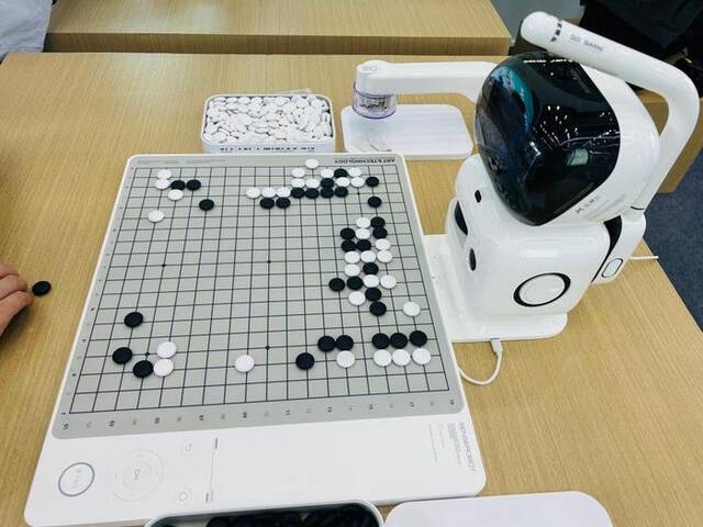 AI下棋机器人。新华社记者周畅摄