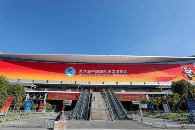 11月2日，第六届进博会场馆国家会展中心（上海）外景。新华社记者辛梦晨摄